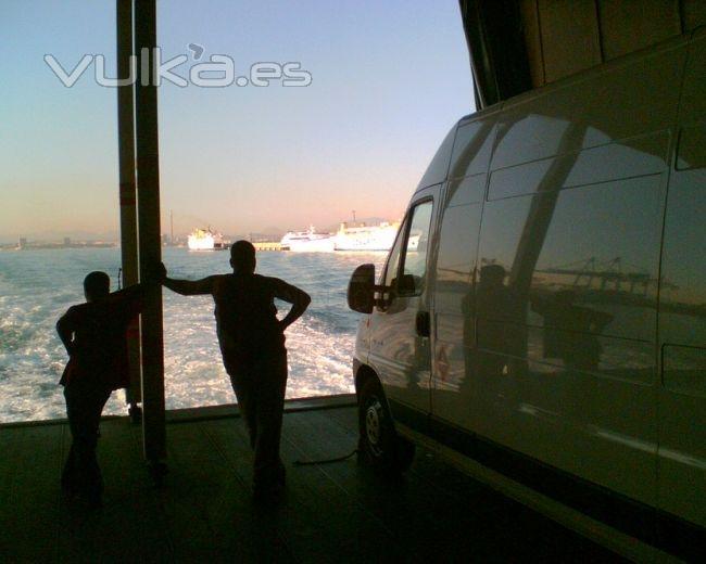 Vehiculo en el ferry camico a Ceuta