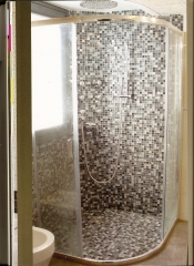 Ducha y columna hidromasaje realizada de obra y embaldosada con paneles prefabricados