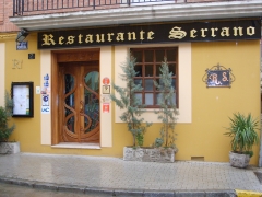 Entrada principal del restaurante serrano