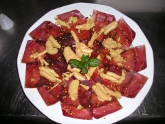 Cecina de astorga con foie y polen de abejas con aceite