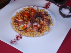 Garbanzos de pico pardal con pulpo a feira