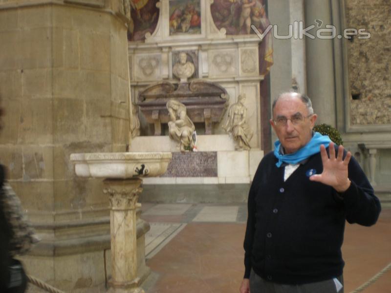 Carlos Roces, ante la tumba de Miguel Angel, en Florencia