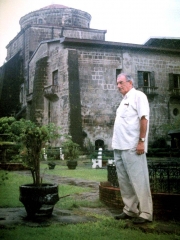 Carlos roces , en el museo de san agustin, en manila , en 1998