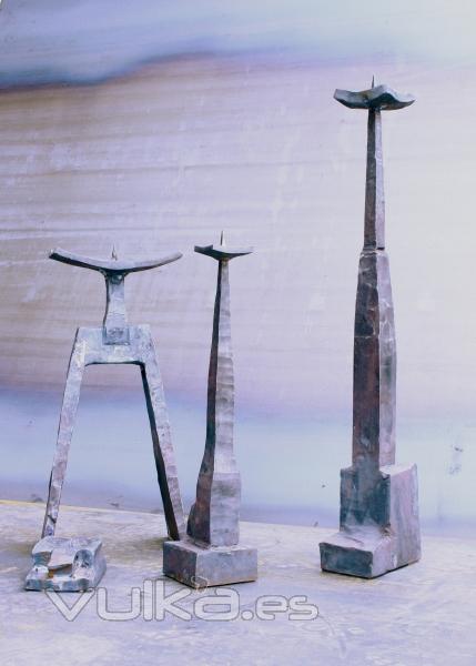 Conjunto de candelabros realizado forjando el hierro al rojo vivo en la fragua.