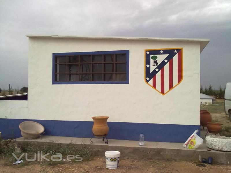 escudo del atletico pintado con esmalte