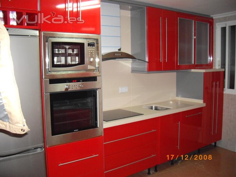 Cocina combinada Rojo Ferrari y Acero Gris, encimera de Silestone