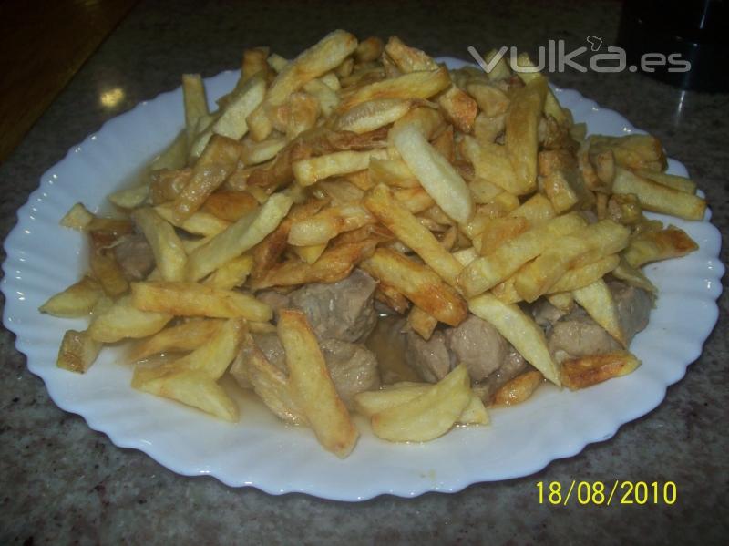 Carne al Ajillo con Pimientos Verdes y Patatas Fritas