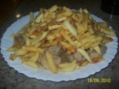 Carne al ajillo con pimientos verdes y patatas fritas