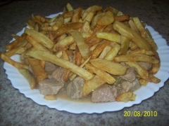 Carne al ajillo con patatas fritas