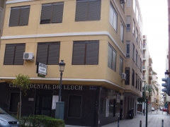 La clinica dental esta situada a 5 minutos de la playa las arenas