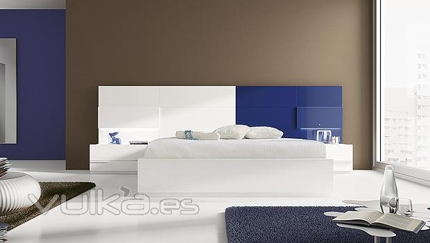 Dormitorio moderno en blanco y azul