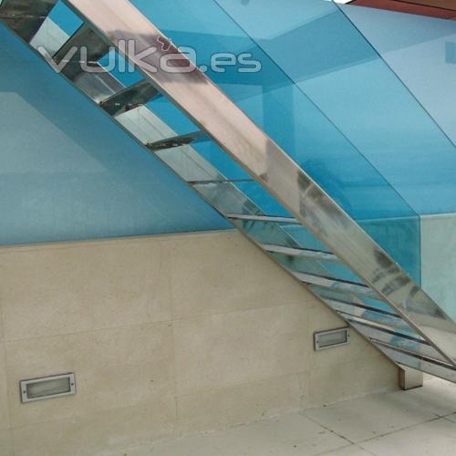 Escalera de ínox y cristal en terraza interior