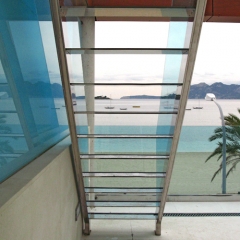Escalera de nox y cristal en terraza interior