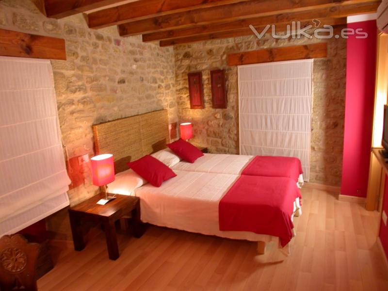 habitación roja casa azulete uncastillo