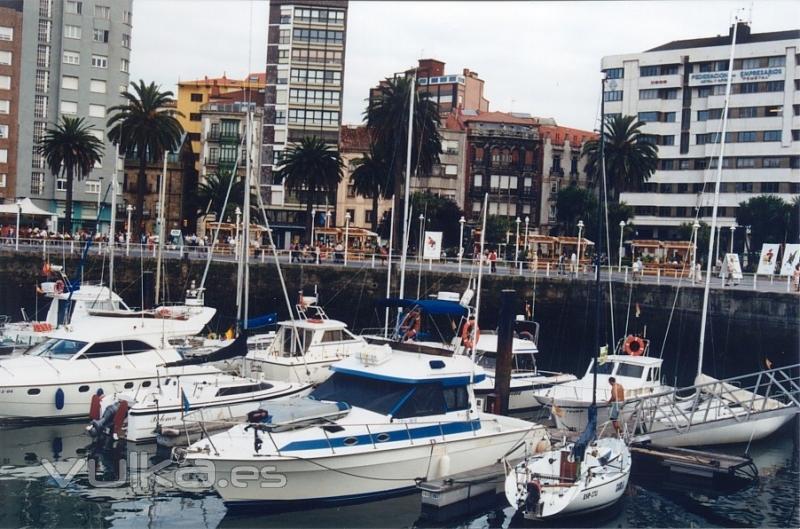 Puerto deportivo y muelle de la ciudad, situado muy prximo al hotel