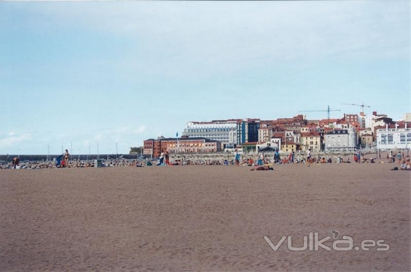 La Playa de Poniente y parte del casco antiguo de la ciudad, Cimadevilla