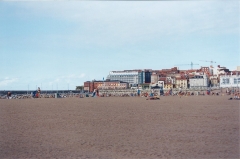 La playa de poniente y parte del casco antiguo de la ciudad, cimadevilla