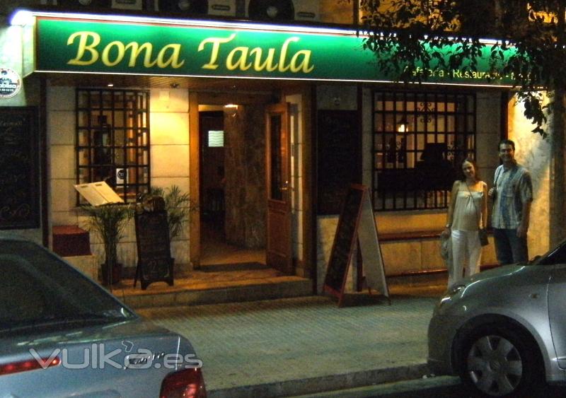 Entrada del restaurante Bona Taula