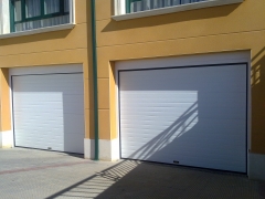 Puerta seccional panel acanalado