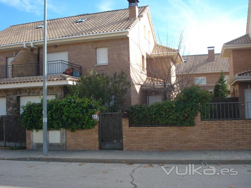 fachada de uno de los chalets