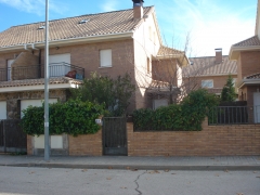 Fachada de uno de los chalets
