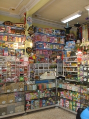 El interior de nuestra tienda, donde se ven los dulces, golosinas.