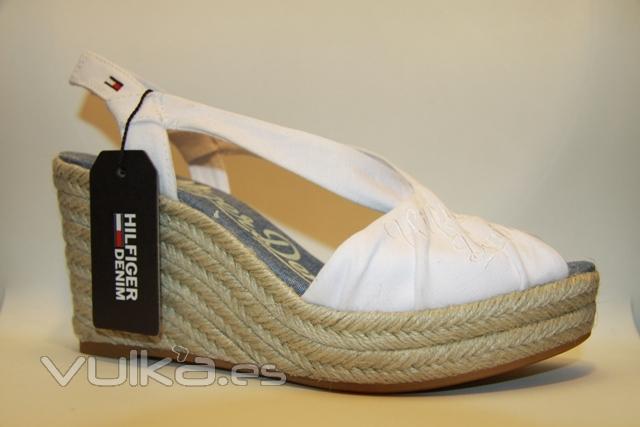 Zapato de cua de Tommy Hilfiger disponible hasta talla 41, www.trescatorcezapatos.com