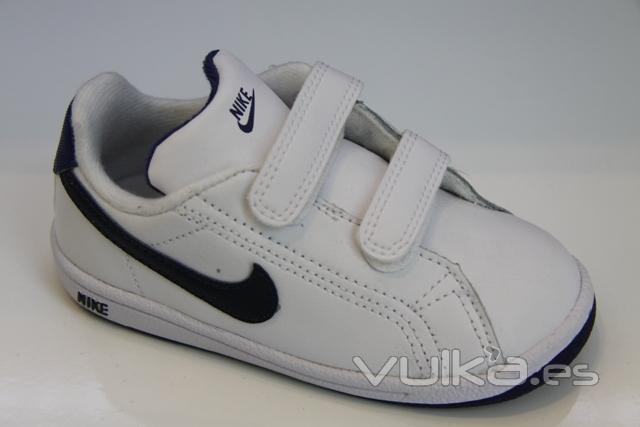 Deportiva de Nike con velcro, www.trescatorcezapatos.com