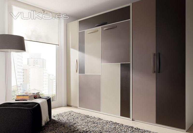 Dormitorio con cama vertical con altillo puertas japonesas