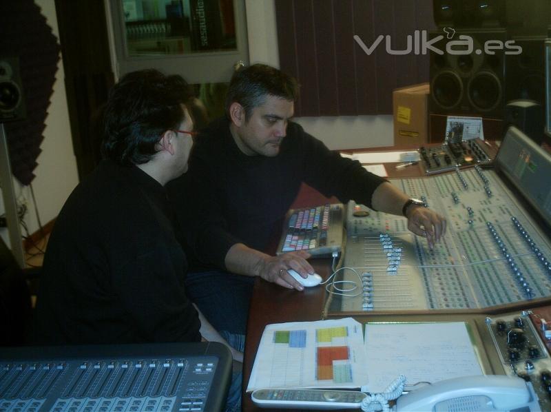 El productor Gino LaRed y el ingeniero de sonido Michel Martn, CD 