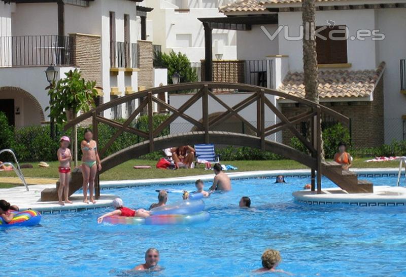 puente de madera para piscina