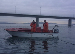 Marineros sacando almejas