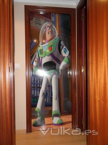 Puerta decorada con vinilo de Buzz Lightyear