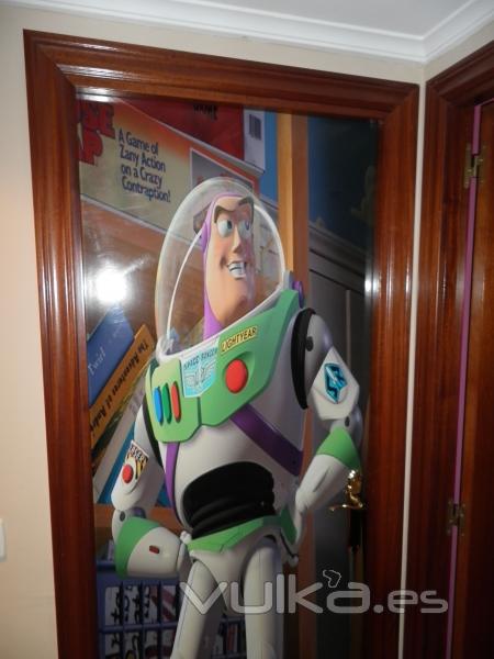 Puerta decorada con vinilo de Buzz Lightyear