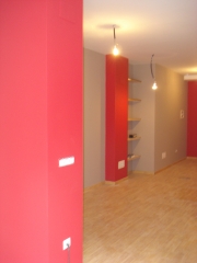 Decoracion de oficina en tonos rojos y grises co una paced en papel