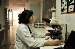 La dra lorente al microscopio en el laboratorio de adervet