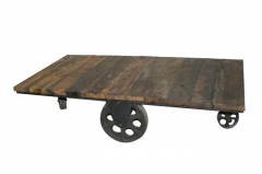 Mesa carro fabricada con ruedas industriales antigas y madera reciclada. medidas:13266xh30cm