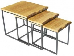 Set de 3 mesitas auxiliares. Sobre de madera natural y patas de hierro negro. Medidas: 60x 50 x 50 c