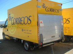 Carrozado tipo paquetero con plataforma elevadora