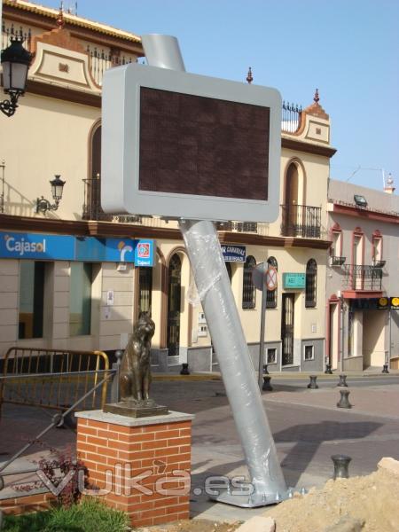 Pantalla Electronica con fuste en diagonal coloca en Lucena del Puerto