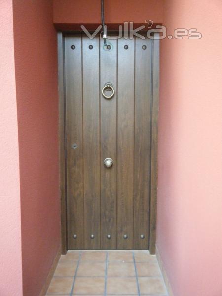 PUERTA DE SEGURIDAD ACORAZADA ADL GARDESA EXTERIOR ALUMINIO FOLIADO CON ACCESORIOS RUSTICOS