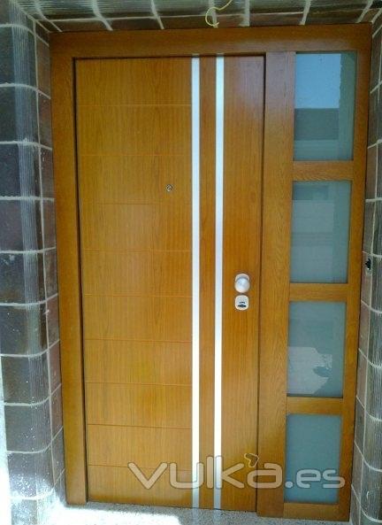 PUERTA DE SEGURIDAD ACORAZADA ADL GARDESA EXTERIOR CAOBA TERMINACION INOX MADERA