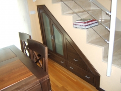 Mueble empotrado bajo escalera tres cajones dos puertas ,color chocolate