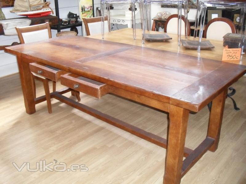 mesa de roble macizo con dos cajones y tapa enmarcada en liquidacion 650EUR