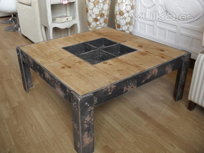 bonita mesa de cetro 90 x 90 de madera ,las patas y los cubos centrales  tienen un acabado que parec