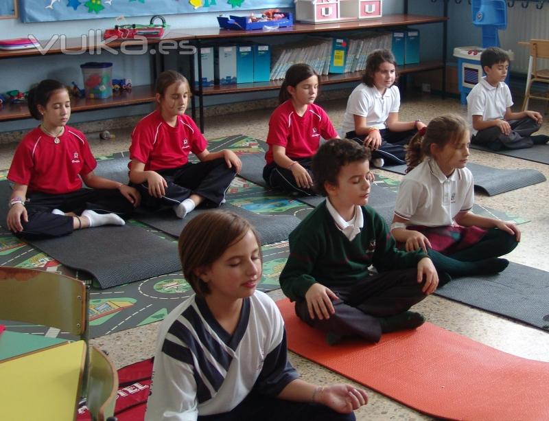 Clase de yoga para nios impartida en el Colegio Calasanz - Escolapios de Santander