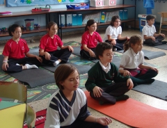 Clase de yoga para ninos impartida en el colegio calasanz - escolapios de santander