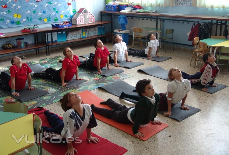 Clase de yoga para nios impartida en el Colegio Calasanz - Escolapios de Santander