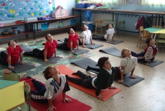 Clase de yoga para ninos impartida en el colegio calasanz - escolapios de santander