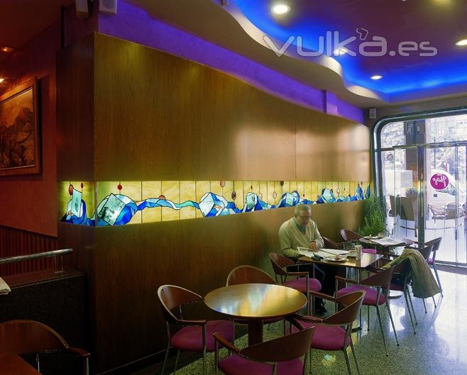 vidriera curvada en la cafetera Ibiza de Logroo